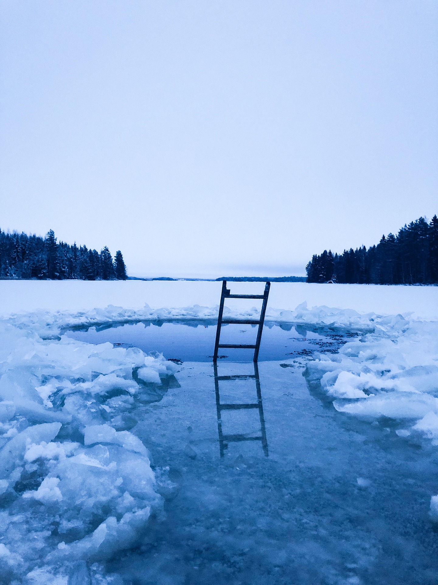 Mockup-kuva: talviuintiavanto ja tikkaat jäätyneellä järvellä